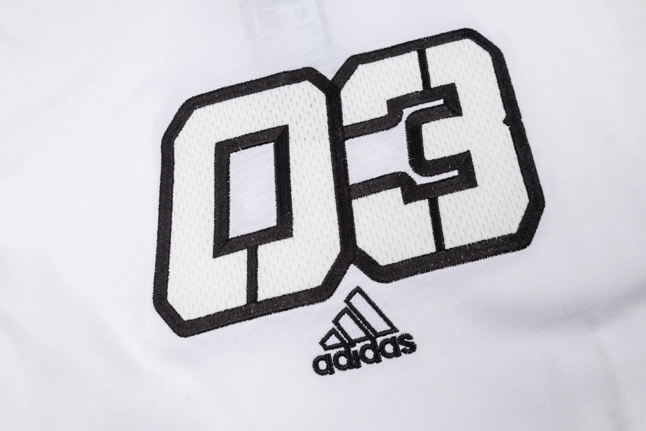 adidas Clover 03 Archive Tee short-sleeved men's and women's couple's T-shirt, a replica of the 2003 Classic design, black and white main color + "03" number on the chest, full of retro feeling! The three stripes on the shoulders are very recognizable. Made of 230g pure cotton, soft and breathable, super comfortable to wear in summer. Slightly loose fit, same style for men and women. It can be worn casually with jeans or sweatpants. It can be easily used for daily commuting and leisure. It is a must-have Versatile item in the wardrobe. Style number: A 251# Color: Black White Size: S M L XL XXL